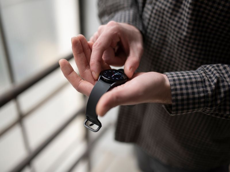 You are currently viewing How to Clean a Watch Without Damaging It